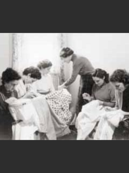 Gizarte Zerbitzuko emakume-taldea jostunak gainbegiratutako jostun-lanak egiten. Carmen Alonsoren artxibo pribatua, Bilbo, 1954.